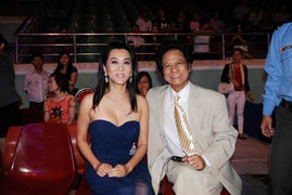 Chế Linh được khán giả nữ tặng áo sơ mi