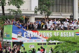 Công Phượng buồn bã nhìn Thái Lan ăn mừng vô địch AFF Cup