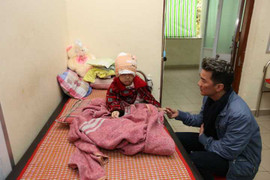 Mr Đàm ra Huế trao 65 triệu cho cháu bé bị tai nạn nguy kịch