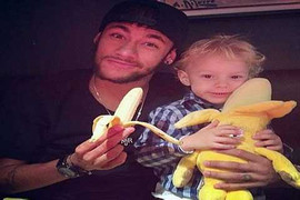 Neymar dùng chuối vượt qua đối thủ