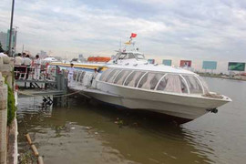 Hành khách hào hứng đi tàu cánh ngầm sau 11 tháng bị đình chỉ