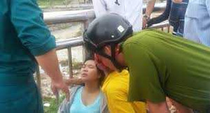 Chiến sĩ công an lao xuống sông cứu bé 20 tháng tuổi