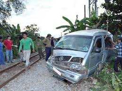 Đồng Nai: Tàu hỏa kéo lê xe khách 12 chỗ ngồi