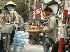 Clip: Ăn xin giả mang bầu lấy tiền chích ma túy