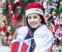 Á hậu Diễm Trang rạng rỡ đón Noel