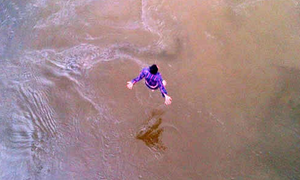 Thua bạc ở Campuchia, nhảy cầu tự tử