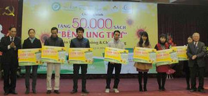 Tặng 50.000 cuốn sách trị giá gần 2 tỷ đồng cho bệnh nhân ung thư