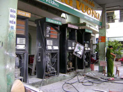 Cây xăng bất ngờ phát nổ, khách hàng ngất xỉu