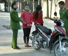 Đi bán sừng tê giác, mang theo súng nhựa để dọa khách