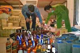 'Phù phép' rượu Lào giá rẻ thành Chivas Regal