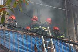 Cháy lớn thiêu rụi cơ sở sản xuất vàng mã ở Hà Nội