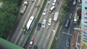 Video: Dân Hong Kong nhặt 'mưa tiền' hàng triệu USD