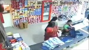 Clip: 3 phụ nữ vào siêu thị trộm cả đống đồ giấu dưới váy