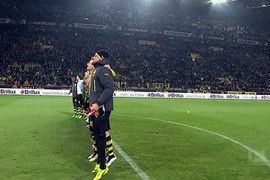Hàng vạn CĐV Dortmund hát 'Jingle bell' trên sân vận động