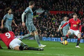 Falcao dọn cỗ, Rooney ghi bàn dễ nhất sự nghiệp