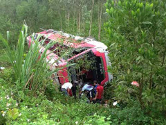 Xe khách lật xuống vách núi, 8 người thương vong