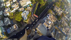 Video dựng tóc gáy của thanh niên tay không leo cần cẩu