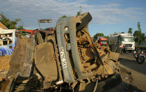 Xe container húc bay xe khách, nhiều người bị thương