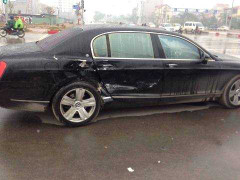 Vượt đèn đỏ, siêu xe Bentley bị xe 7 chỗ hất văng trên phố Hà Nội