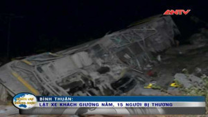 Xe khách mất phanh lật ngang, 15 người bị thương