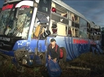 Va chạm xe khách, container lật ngang