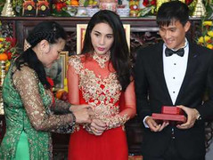 Đám cưới Công Vinh - Thuỷ Tiên: Mẹ Công Vinh trao quà cưới cho Thuỷ Tiên