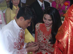 Đám cưới Công Vinh - Thuỷ Tiên: Công Vinh và Thuỷ Tiên trao nhẫn trên chùa