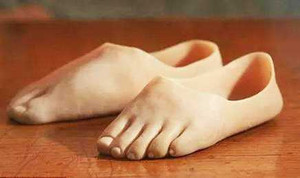 Dép cao su hình bàn chân người giá 20.000 đồng