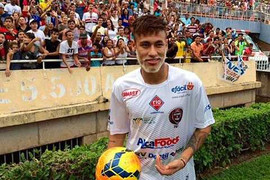 Neymar cùng đồng đội ăn mừng kiểu con gián