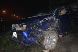 Tàu hỏa tông ô tô bay vào nhà dân, 2 người nguy kịch