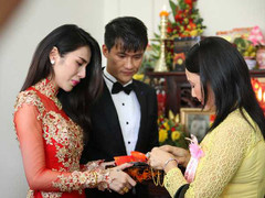 Clip: Thuỷ Tiên khóc nghẹn ngào khi được mẹ trao hồi môn