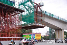 Lại sập dầm làm bẹp taxi chở 3 khách ở dự án đường sắt trên cao