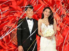 Ông nội Thủy Tiên trốn viện về tặng quà cưới cho cháu