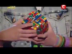 Hoa mắt với màn xoay rubik thiên tài