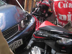 Nghệ An: Ô tô mất lái gây tai nạn liên hoàn