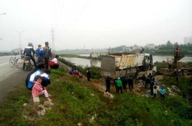 Hai xe tải ‘cõng nhau’ lao ra lề đường quốc lộ