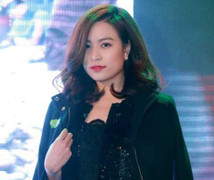 Hoàng Thùy Linh diện cả 'cây đen' quyến rũ đi gặp Sơn Tùng M-TP