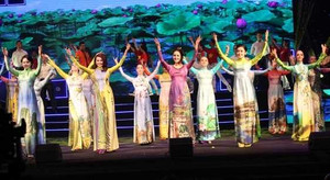 Hoa hậu Kỳ Duyên đẹp dịu dàng trong tà áo dài truyền thống