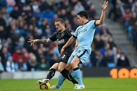 Man City 2-2 Burnley: Chia điểm khó tin