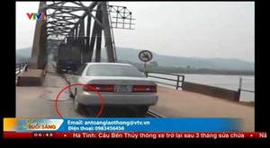 Clip: Ôtô suýt rơi bánh khi đang chạy ở Bắc Giang