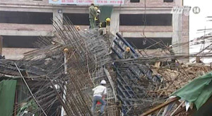 Video: Sập giàn giáo dự án đường sắt trên cao, taxi bị đè bẹp
