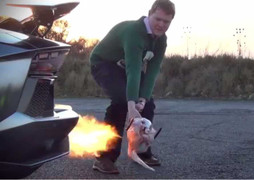 Video: Nướng gà mừng năm mới bằng lửa siêu xe
