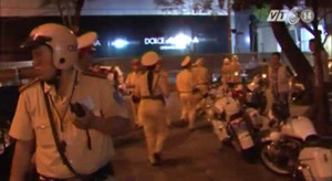 Clip: Hàng trăm cảnh sát đột kích vũ trường lớn nhất TP.HCM