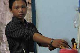 Cướp tài sản, đâm trọng thương thiếu nữ hàng xóm