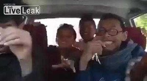 Mải tự sướng trong lúc lái ôtô gây tai nạn