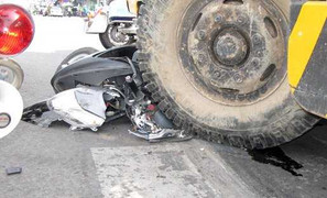 Xe cẩu lừ lừ nghiến 10 xe máy dừng chờ đèn đỏ