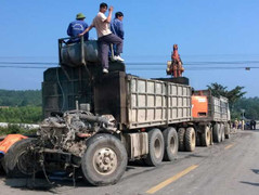 Xe đầu kéo tông tàu hỏa, đường sắt tắc 3 tiếng