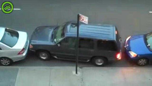 Clip: Đưa xe ra khỏi chỗ đỗ siêu hẹp tài ba