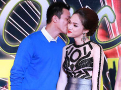 Hương Giang Idol bẽn lẽn khi được bạn trai hôn