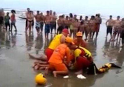 Clip: Sét đánh trúng bãi biển, 4 người chết